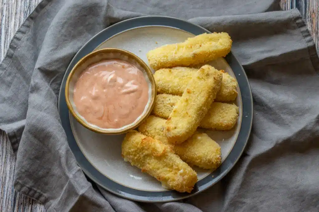 6 pieces of air fried mozzarella sticks served with dip